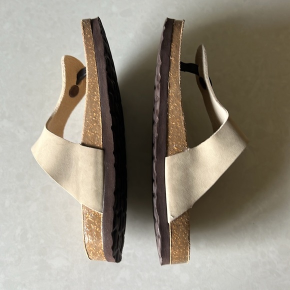 Cushionaire thong sandals, cream leather straps - Picture 3 of 6